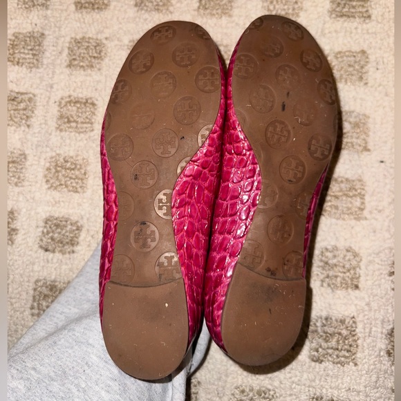 Tory Burch Pink Croc Textured Patent Leather Reva Ballet Flats - Picture 5 of 8